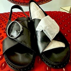 NWT Earth brand black flat sandals sz11